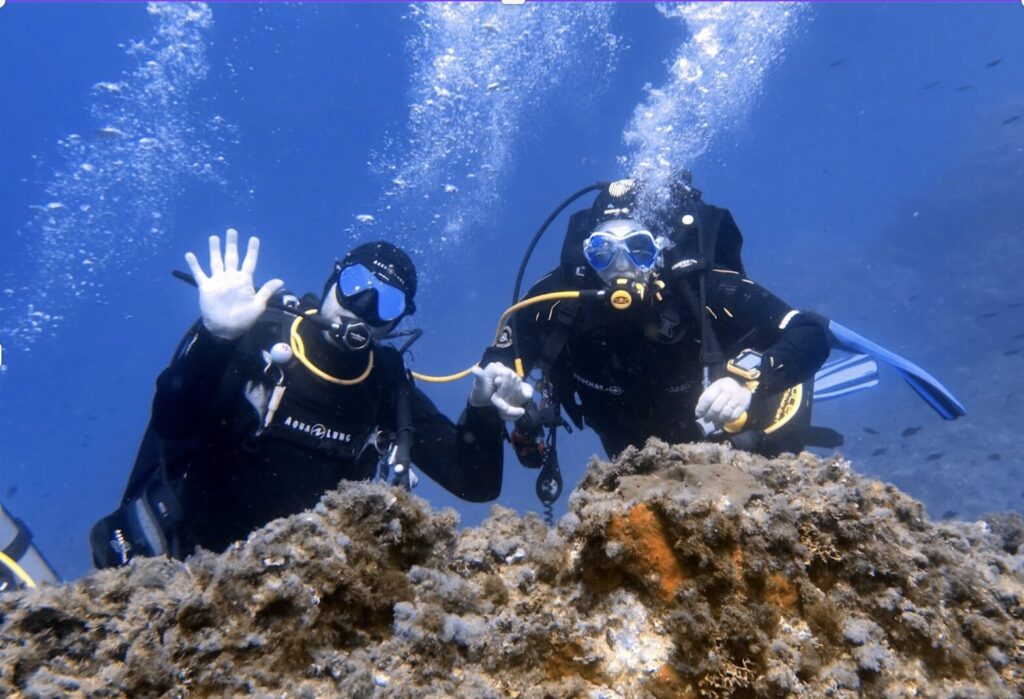 Photo de plongeurs en exploration sous marine