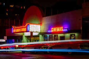 devanture-de-cinéma-de-nuit