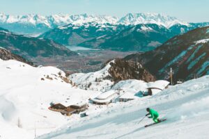 personne-qui-ski-dans-un-massif-montagneux