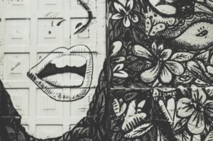 oeuvre-street-art-en-noir-et-blanc-sur-un-mur