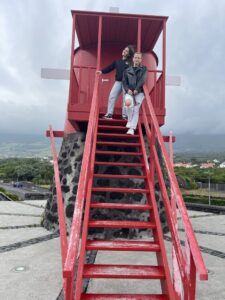 Photo de Césarine Martinho avec son amie Dalila sur les escaliers d'un moulin rouge
