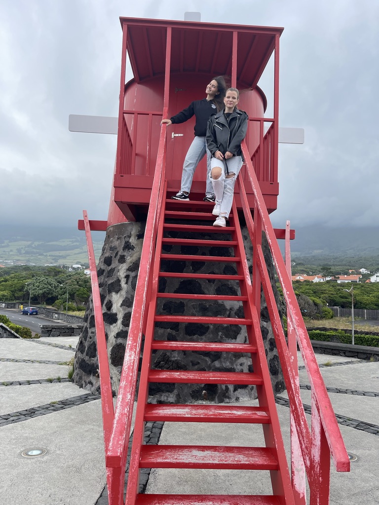 Photo de Césarine Martinho avec son amie Dalila sur les escaliers d'un moulin rouge