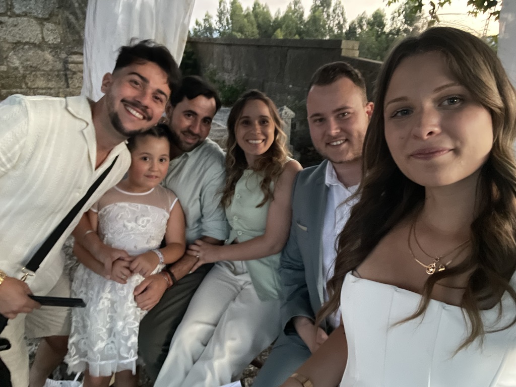Photo de Césarine Martinho avec quelques membres de sa famille