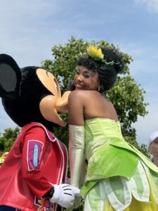 Mickey qui fait un baiser a Tiana