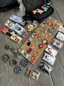 Différents pin's disney exposé sur une table
