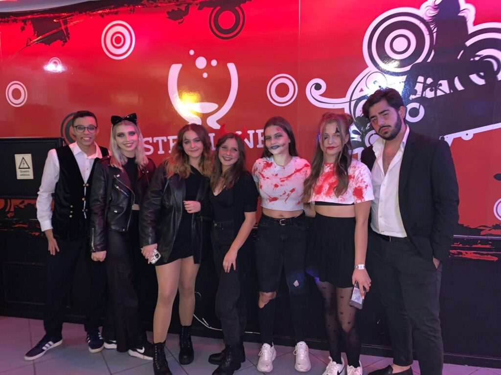 Une partie de l'équipe de comission de fête déguisés pour la soirée d'Halloween