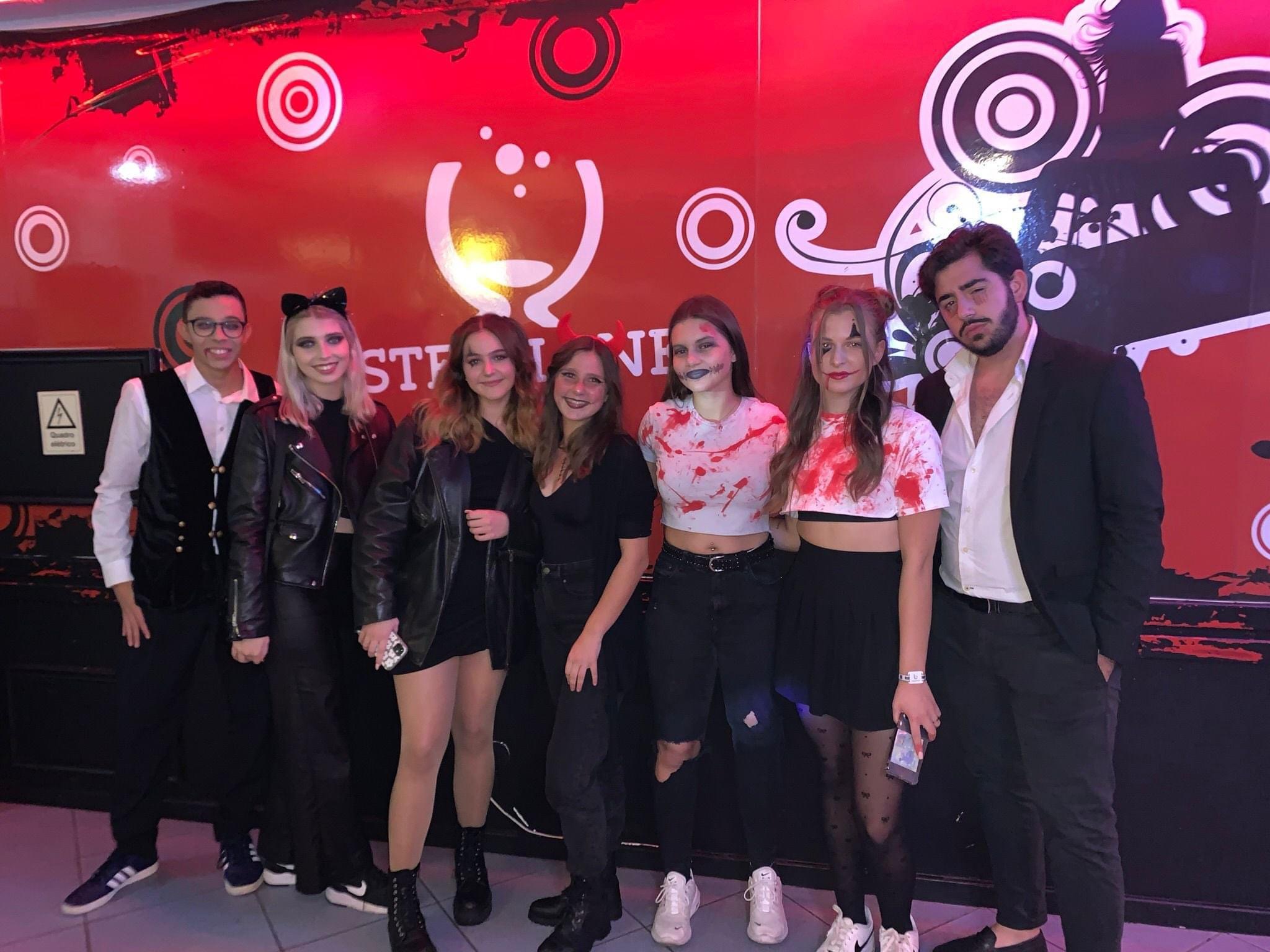 Une partie de l'équipe de comission de fête déguisés pour la soirée d'Halloween