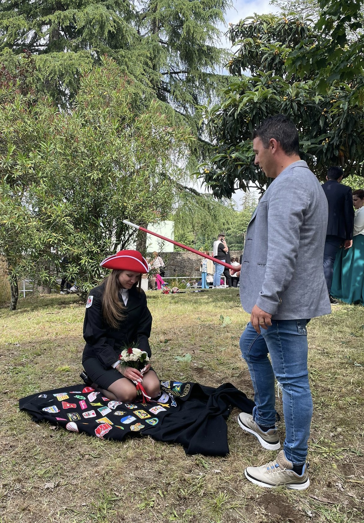 Photo de la journée de graduation au Portugal, avec la tenue traditionnelle aux couleurs du cursus, ici rouge et blanc.