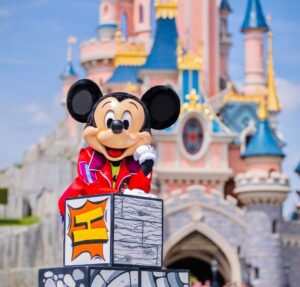 mickey devant le chateau de disneyland paris