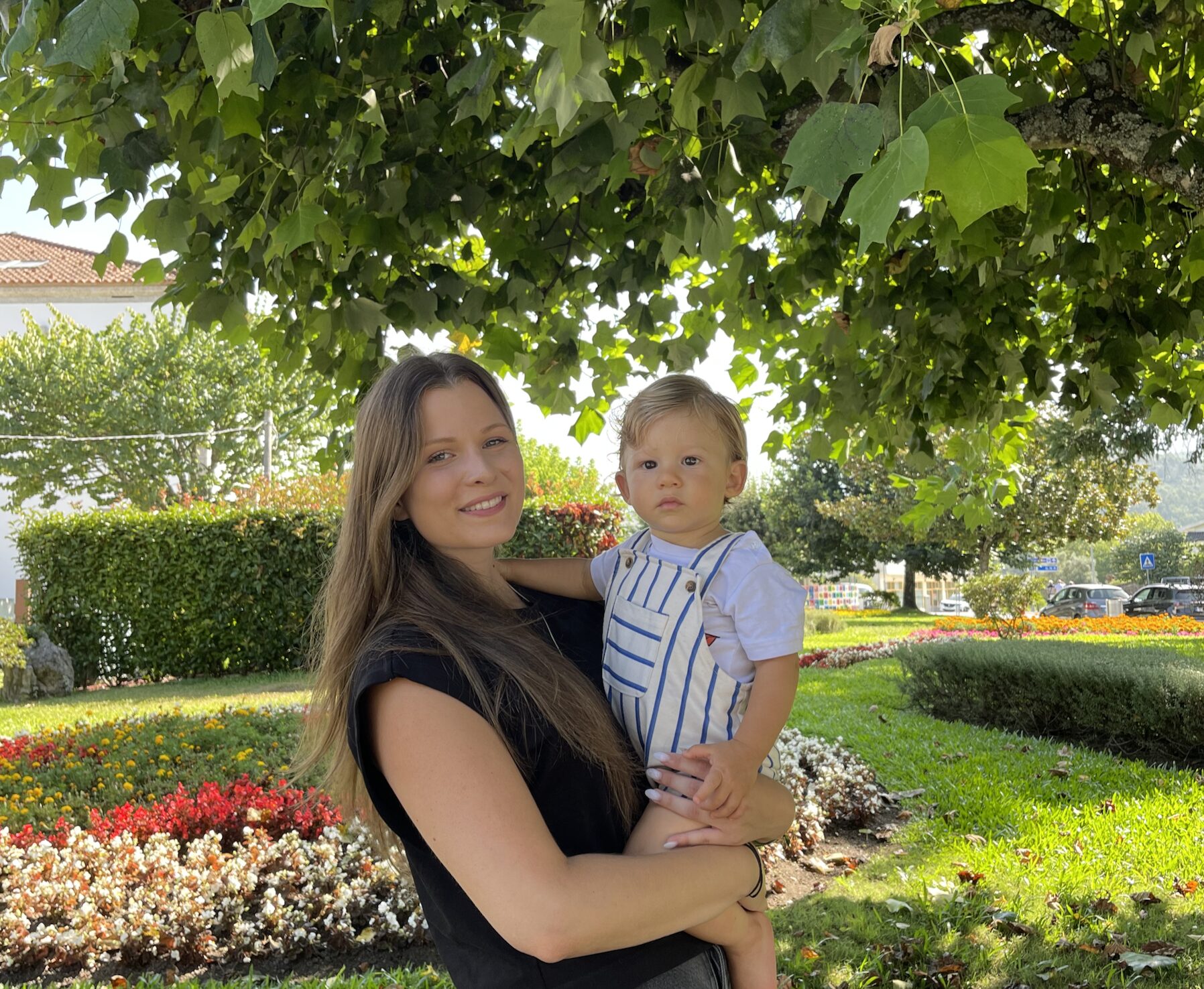 Photo de Césarine Martinho avec son filleul