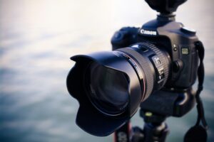 Appareil photo professionnel sur trépied Canon.