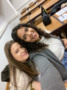 Photo de Césarine Martinho avec son amie Raquel