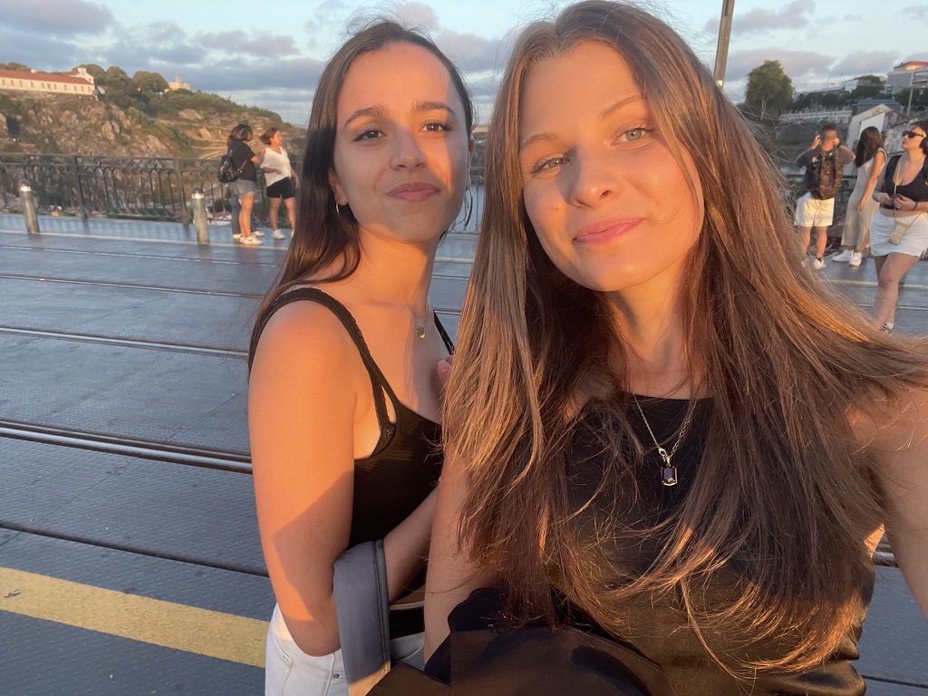 Photo de Césarine Martinho avec son amie Romane