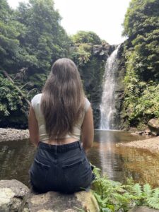 Photo de Césarine Martinho devant une cascade à São Jorge aux Açores