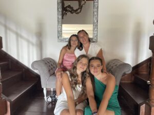 Photo de Césarine Martinho avec des filles de sa famille