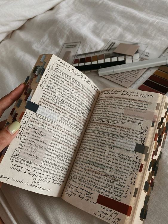 Lecture d'un livre Photo d'un roman annoté